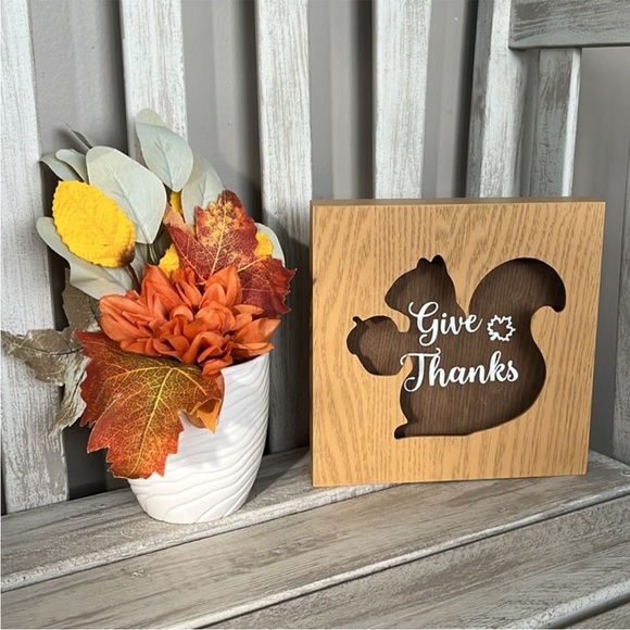 Fall Squirrel 'Give Thanks' Wooden Decor Sign & Floral in Ceramic Vase 🍁🆕🍁 - Picture 1 of 8